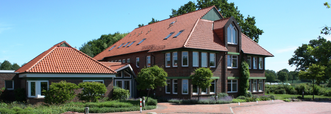 Frau umgeben von Hühnern