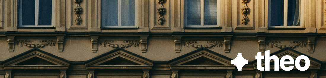 Theos Logo auf einer Detailansicht einer Hausfassade