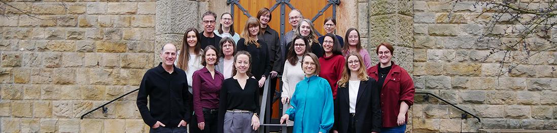 18 Mitarbeiterinnen und Mitarbeiter von Commha Consulting auf einem Gruppenbild